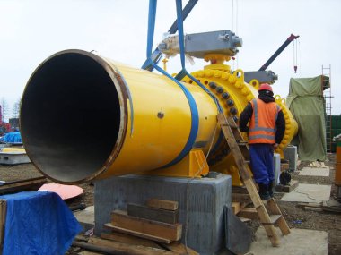 Sahalin, Rusya Federasyonu - 12 Kasım 2014: zeminde gaz boru hattı inşaatı.