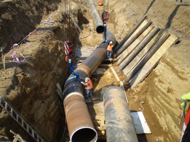 Sahalin, Rusya Federasyonu - 12 Kasım 2014: yere gaz boru hattı inşaatının yönetimini. Ulaşım, enerji taşıyıcıları.