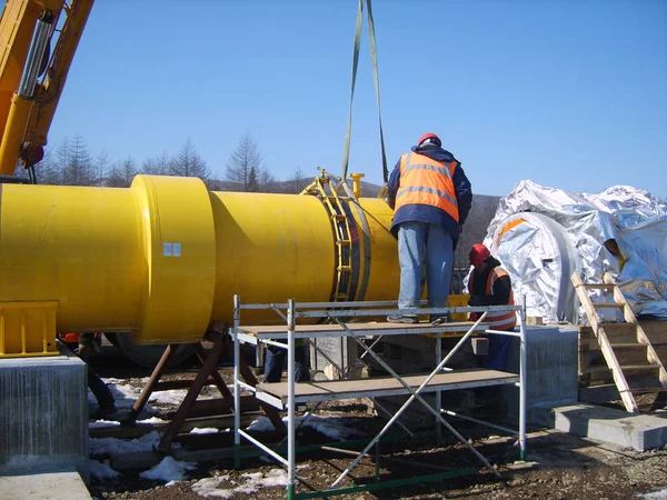 Sakhalin, Росія - 12 листопада 2014 року: будівництво газопроводу на підставі. — стокове фото