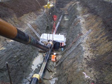 Bir çukurun içinde gaz boru hattı döşeme. Tesisat işleri.