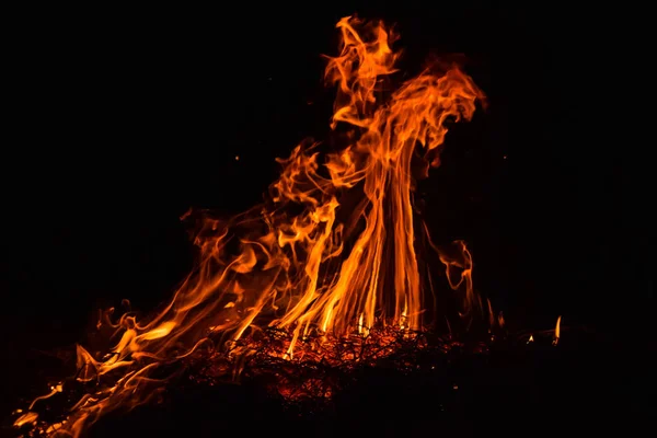 Сжигание соломы ночью . — стоковое фото