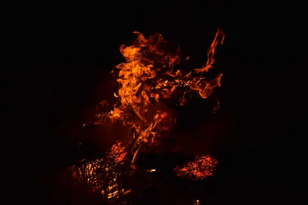 Сжигание соломы ночью . — стоковое фото
