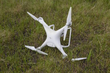 Düşen uçak. Kirli ve çim suyu bir quadrocopter olduğunu.