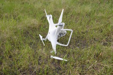 Rusya, Poltavskaya Köyü - 9 Mayıs 2017: düşen uçak. Kirli ve çim suyu bir quadrocopter bulunmaktadır. İle DJI indeks işlem Phantom 4