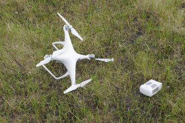 Düşen uçak. Kirli ve çim suyu bir quadrocopter olduğunu.