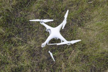 Rusya, Poltavskaya Köyü - 9 Mayıs 2017: düşen uçak. Kirli ve çim suyu bir quadrocopter bulunmaktadır. İle DJI indeks işlem Phantom 4
