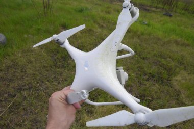 Rusya, Poltavskaya Köyü - 9 Mayıs 2017: düşen uçak. Kirli ve çim suyu bir quadrocopter bulunmaktadır. İle DJI indeks işlem Phantom 4