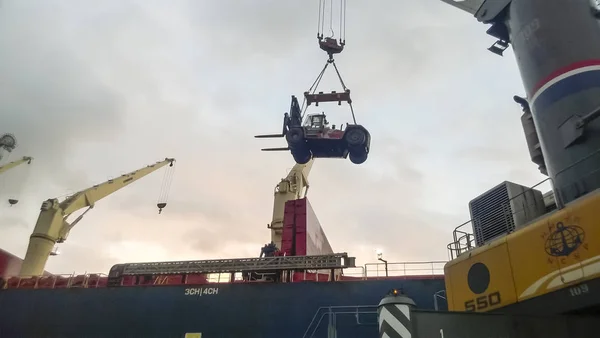 Přesouvání vysokozdvižný vozík z paluby přístavu na loď — Stock fotografie
