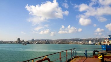 Bağlantı noktası quay deniz ve şehir plaj manzarası. Kule Vinç ve kargo altyapı ile endüstriyel bağlantı noktası.