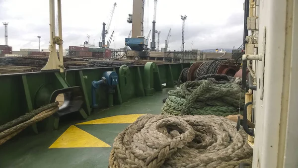 Il ponte della nave con le corde. Corde di ormeggio. Porto industriale . — Foto Stock