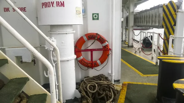 Meios de ajudar o afogamento. Lifebuoy. O equipamento do navio para — Fotografia de Stock