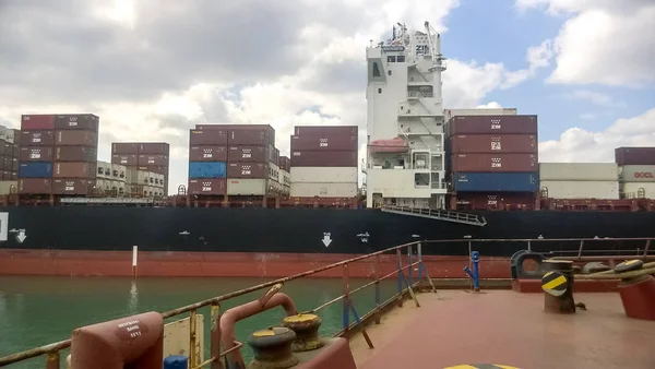 Um navio com contentores de carga a bordo. Vista do navio de carga a partir do convés do local de amarração . — Fotografia de Stock