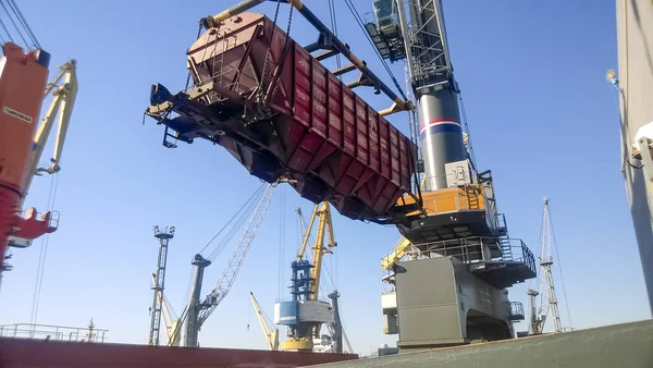 Hareketli yük demiryolu arabaya bağlantı noktası bağlantı noktası vinç. Yük kaldırma işlemleri. Endüstriyel bağlantı noktası. — Stok fotoğraf