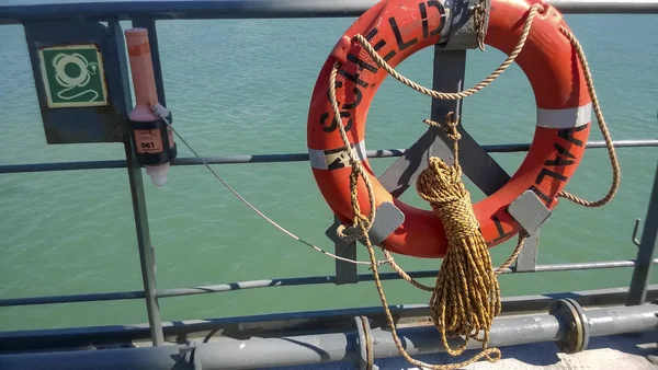 ノヴォロシースク ロシア連邦 2016 溺死を助ける手段 救命浮環です 船の難破事故を支援する機器 — ストック写真