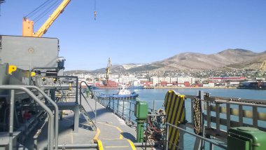 Endüstriyel manzara gelişmiş liman altyapı. Bağlantı noktası Vinçler ve gemiler, ambarlar ve Dock