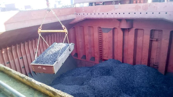 Kargo Bölümü Geminin Kömür Ile Dolu Antrasit Olarak Yüklenmemesi Kömür — Stok fotoğraf