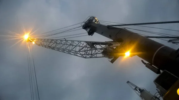 Bağlantı Noktası Gökyüzüne Karşı Vinç Kargo Endüstriyel Bağlantı Noktası — Stok fotoğraf
