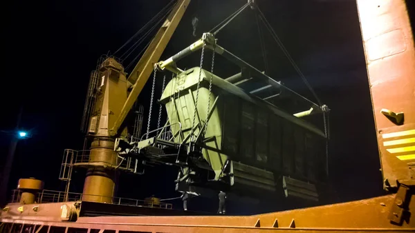 Porto Industrial Noite Rotação Carro Com Grãos Usando Guindaste Torre — Fotografia de Stock