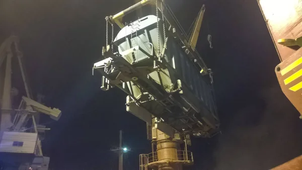 Porto Industrial Noite Rotação Carro Com Grãos Usando Guindaste Torre — Fotografia de Stock