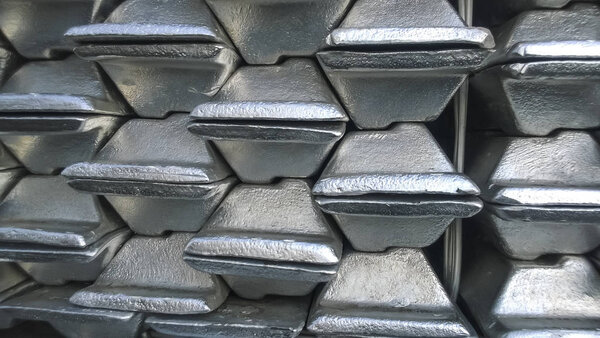 Aluminum ingots. Transportation of aluminum for export.