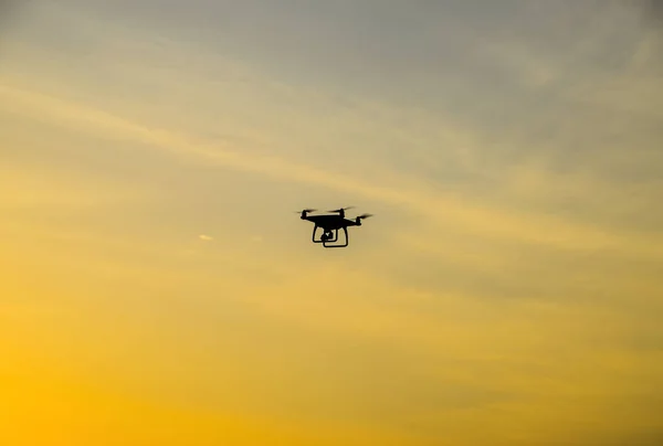 Silueta Quadrocopters Contra Fondo Puesta Sol Drones Voladores Cielo Nocturno —  Fotos de Stock