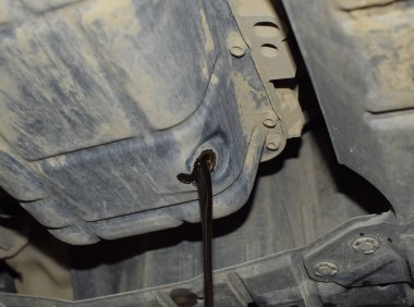 Drenaj Tak altyapıyı eski yağ tahliye. Bir araba motoru yağda değiştirme.