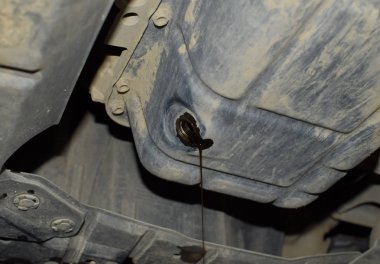 Drenaj Tak altyapıyı eski yağ tahliye. Bir araba motoru yağda değiştirme.