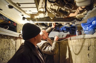 Krasnodar, Rusya - 22 Nisan 2017: Yağ değişimi araba Volkswagen Tuareg otomatik kutusunda. Araba bakım istasyonu.