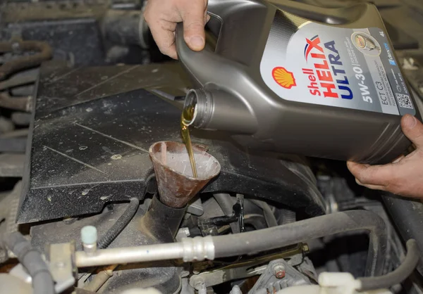 俄罗斯克拉斯诺达尔 2017 换油在汽车的发动机 填充油漏斗形 汽车维修站 — 图库照片