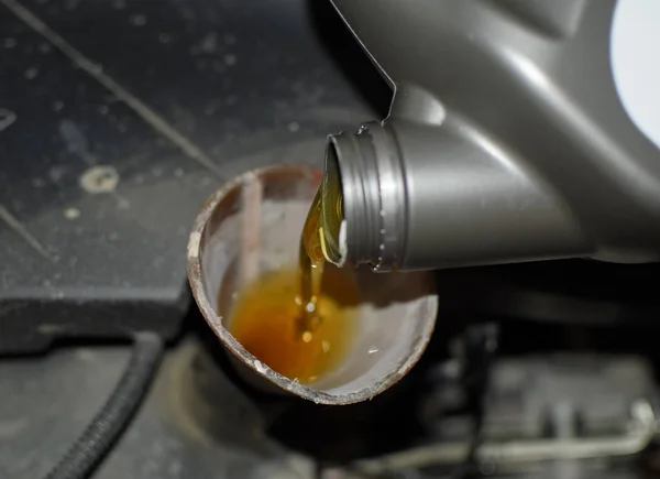 在汽车的发动机换油 填充油漏斗形 汽车维修站 — 图库照片