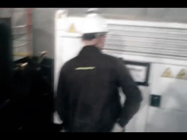バルト海 ロシア 2016 ワーク ショップを通じて労働者をハイキングします パイプ敷設船の奥の部屋 移動およびパイプラインの溶接装置です 店の労働者 — ストック動画