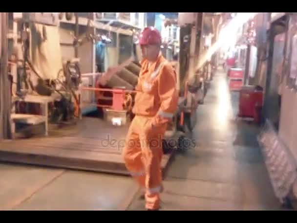 バルト海 ロシア 2016 ワーク ショップを通じて労働者をハイキングします パイプ敷設船の奥の部屋 移動およびパイプラインの溶接装置です 店の労働者 — ストック動画