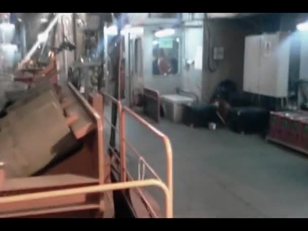 波罗的海 俄罗斯 2016年9月12日 通过车间远足工人 管道铺设驳船的内室 管道的移动和焊接设备 商店里的工人 — 图库视频影像