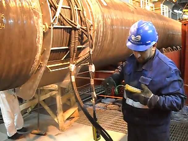 Weld preparation before installation. Workers check the thickness of the paintwork in place of the seam. Application of a protective coating — Stock Video