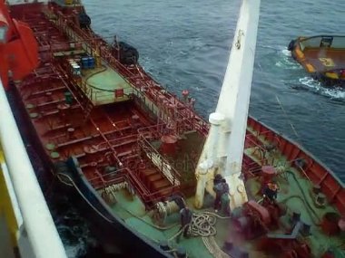 Yüksek bir geminin güvertesinden küçük bir gemi güverte için görüntüleyin. Yüksek bir gemiden gözden geçirin.