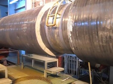 Soğutma ve boru hattı üzerinde kaynak yıkama. Hazırlık ve sualtı Doğalgaz boru hattı Meclisi atölye tutmak için mavna yatıyordu.