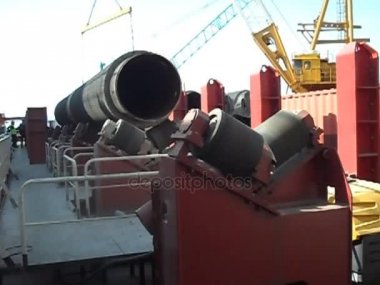 Boru hattı montaj Atölyesi güverteden silindirler üzerinde hareket. Bir sualtı Doğalgaz boru hattı kurulumu üzerinde çalışır