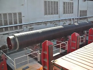 Boru hattı montaj Atölyesi güverteden silindirler üzerinde hareket. Bir sualtı Doğalgaz boru hattı kurulumu üzerinde çalışır
