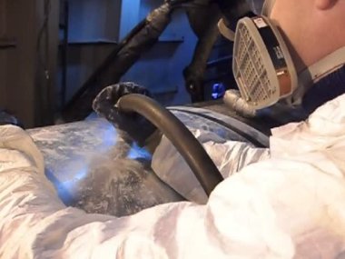 İşçi bir hortum koruyucu kaplama altında boşlukları doldurmak için kullanır. Boru hattı kaynak eklem tedavisi