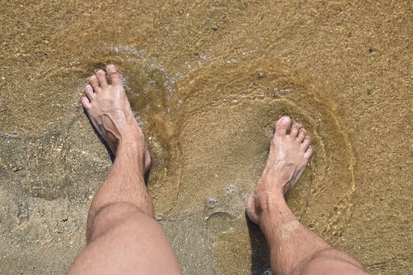 Beine Männer Auf Dem Meeressand Der Nähe Von Meereswellen Spaziergang — Stockfoto