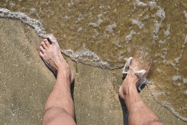 Ноги Людей Морском Песке Возле Морских Волн Прогулка Пляжу — стоковое фото
