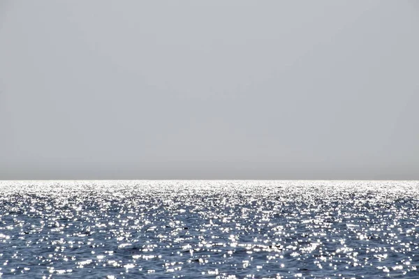 水平線の海線 海と空 波と太陽のまぶしさは 海の波から反映されます シースケープ — ストック写真