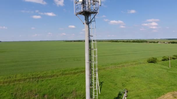 Torre cellulare. Apparecchiature per la trasmissione di segnali cellulari e mobili — Video Stock