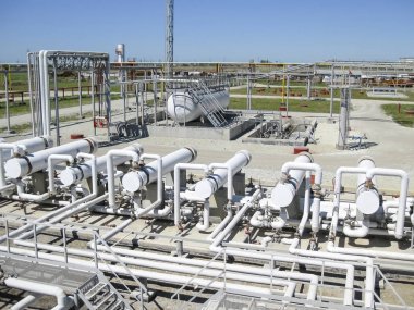 Isı değiştiriciler bir arıtma tesisi içinde. Petrol arıtma için donatım.