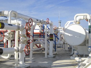 Isı değiştiriciler bir arıtma tesisi içinde. Petrol arıtma için donatım.