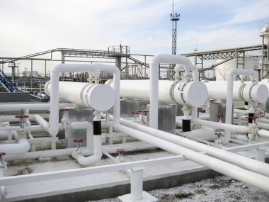 Isı değiştiriciler bir arıtma tesisi içinde. Petrol arıtma için donatım