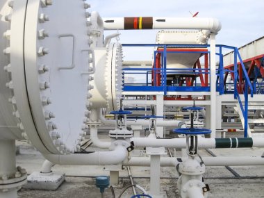 Isı değiştiriciler bir arıtma tesisi içinde. Petrol arıtma için donatım.