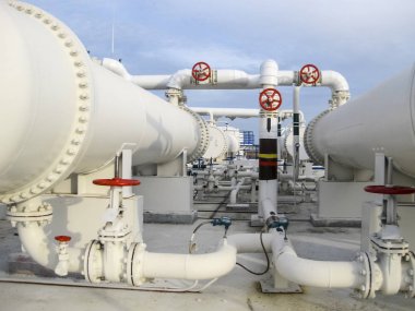Isı değiştiriciler bir arıtma tesisi içinde. Petrol arıtma için donatım.