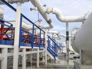 Isı değiştiriciler bir arıtma tesisi içinde. Petrol arıtma donatımı. Isıtmalı benzin hava soğutucu
