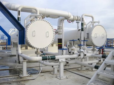 Isı değiştiriciler bir arıtma tesisi içinde. Petrol arıtma için donatım